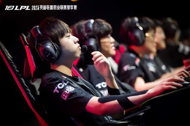 DFM鏖战EDG,Bin关键团战开团秒人激烈交锋成都决赛之夜,锁定晋级资格的简单介绍 DFM鏖战EDG,Bin关键团战开团秒人激烈交锋成都决赛之夜,锁定晋级资格的简单介绍