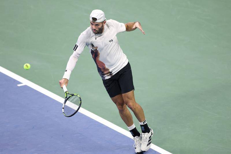 德国网球队险胜英国网球队，费德勒制霸全场