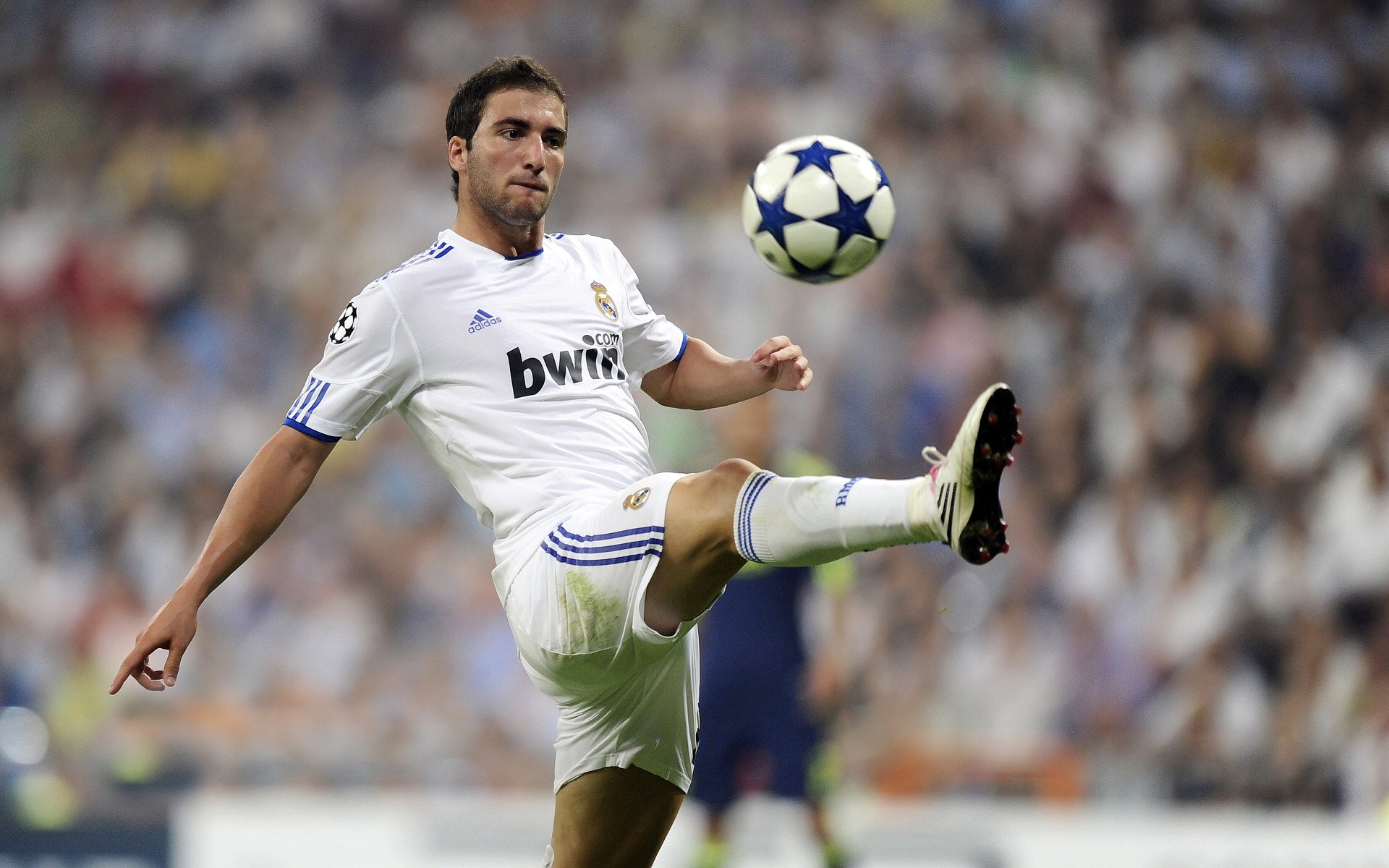 足球争冠风云,英超焦点战与土耳其逆转佛罗伦萨的启示